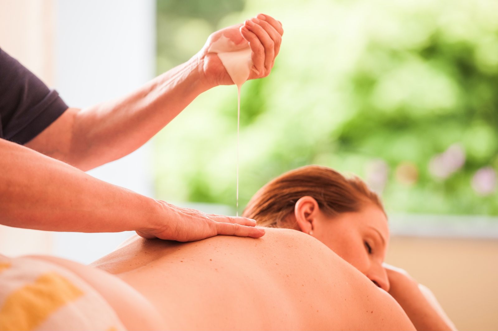 Rücken-Schulter Massage mit durchblutungsfördernder Arnikamilch. Ca. 25 Minuten