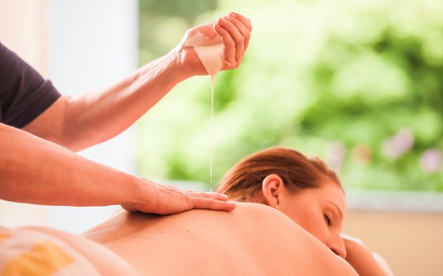 Rücken-Schulter Massage mit durchblutungsfördernder Arnikamilch. Ca. 25 Minuten