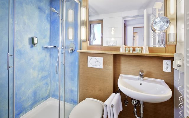 Badezimmer mit Echtlicht, Dusche und Handtuchwärmer
