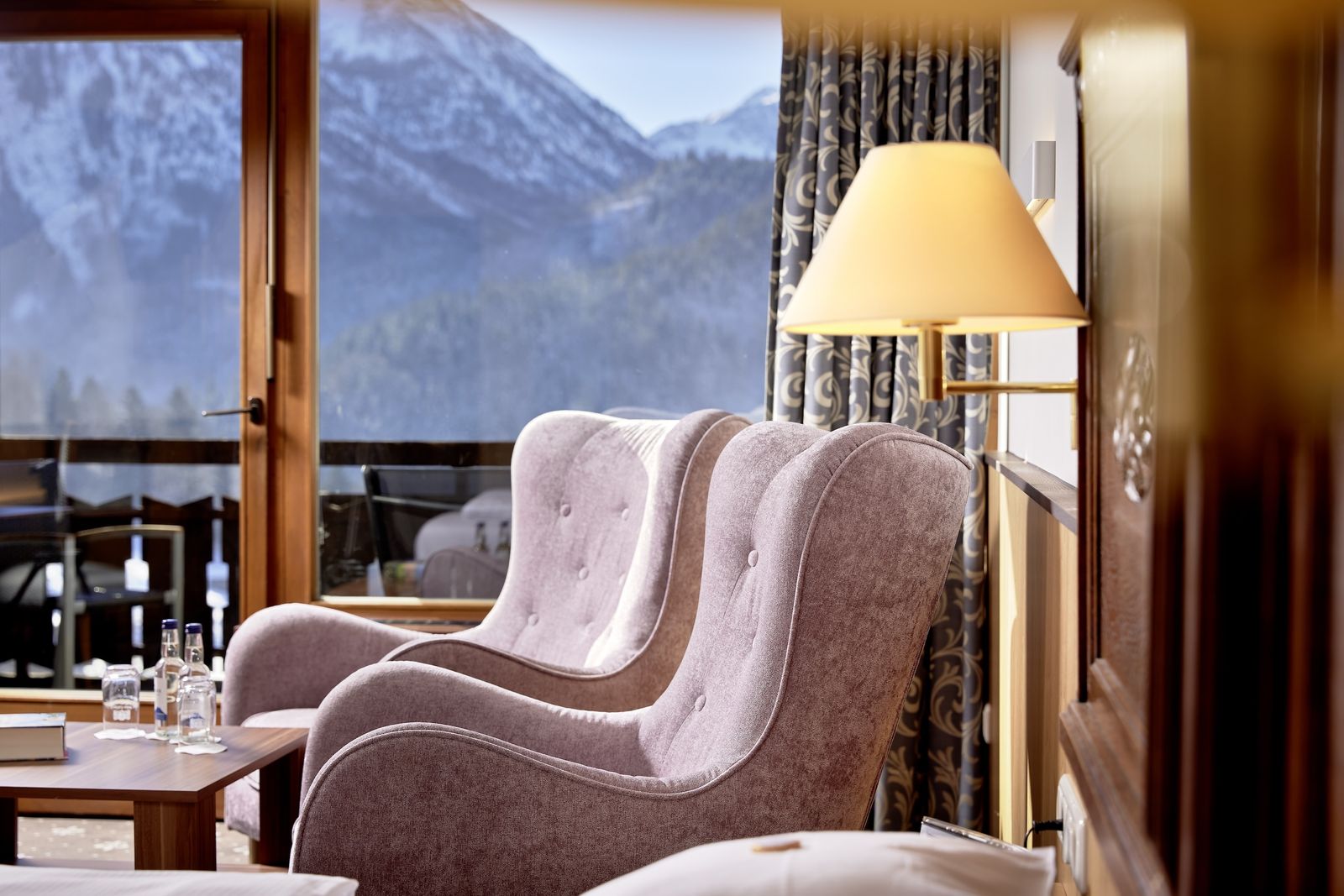 Gemütliche Sessel zum Reinkuscheln, Lesen und Erholen.