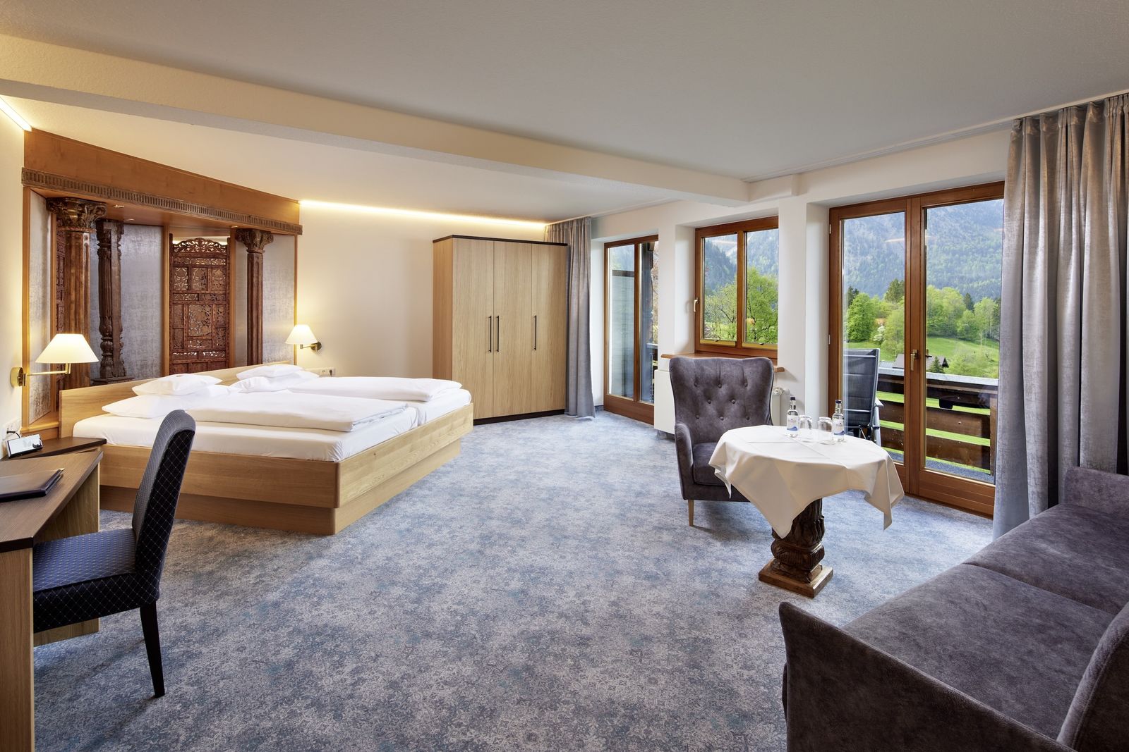 Linderhof-Zimmer 18/118: Großes 2022 renoviertes Zimmer mit Südbalkon und Bad mit Regendusche.