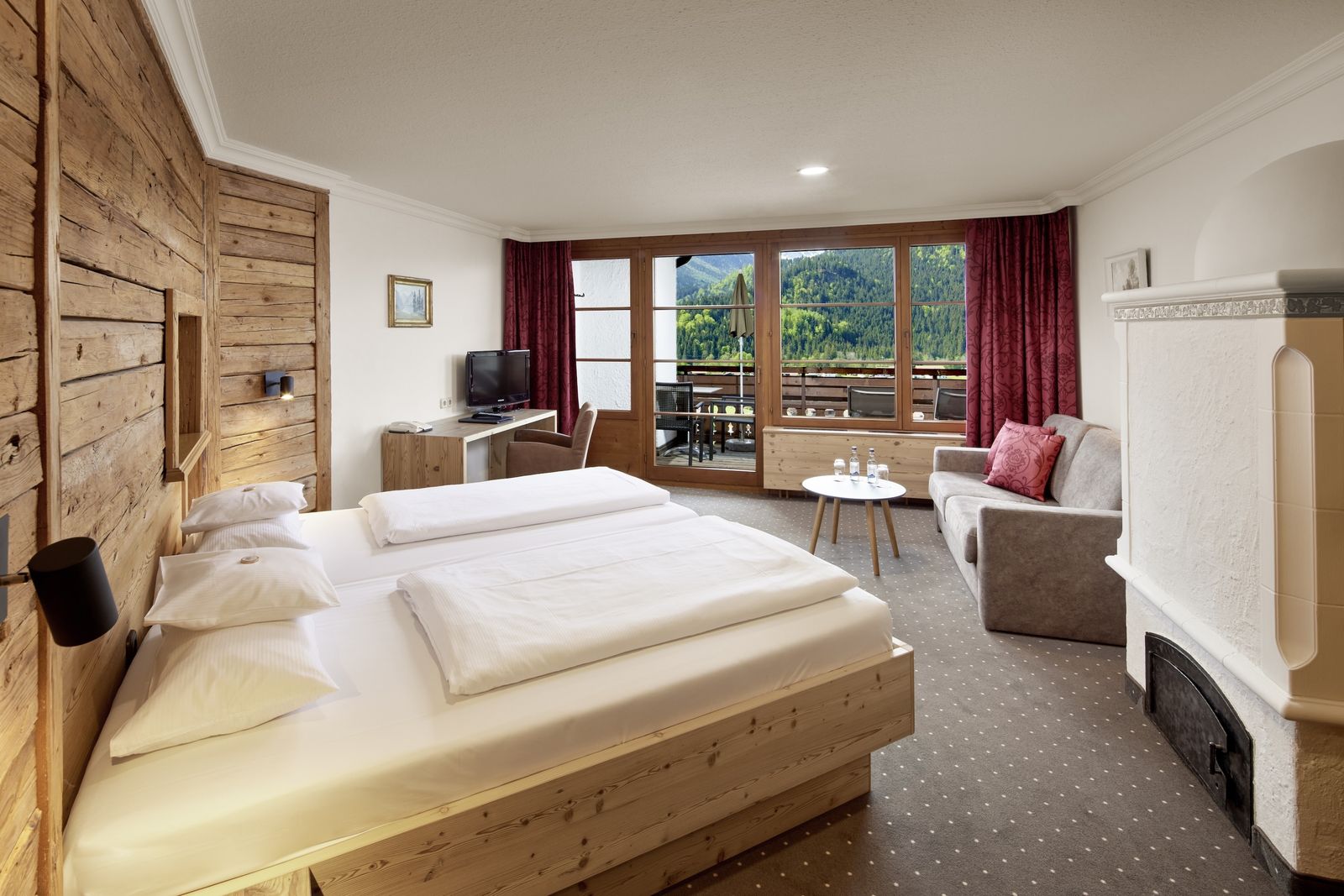 Linderhof-Zimmer, frisch renoviert und super gemütlich im Altholz-Look. Zimmernummer: 102/103/201/202/203