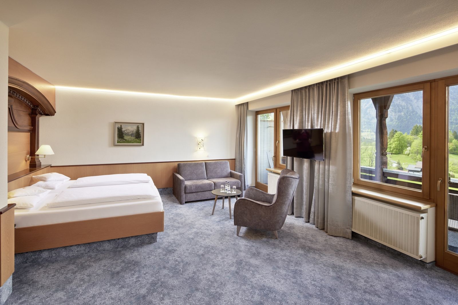 Linderhof-Zimmer 218/318: Großes 2022 renoviertes Zimmer mit Südbalkon und Bad mit Regendusche.