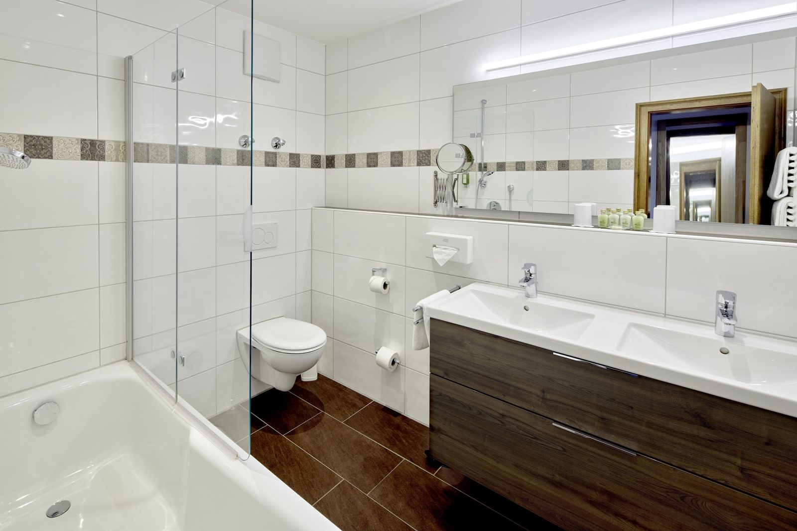 Familienbad (401/403) mit viel Stauraum und Badewanne für die Großen und Kleinen.