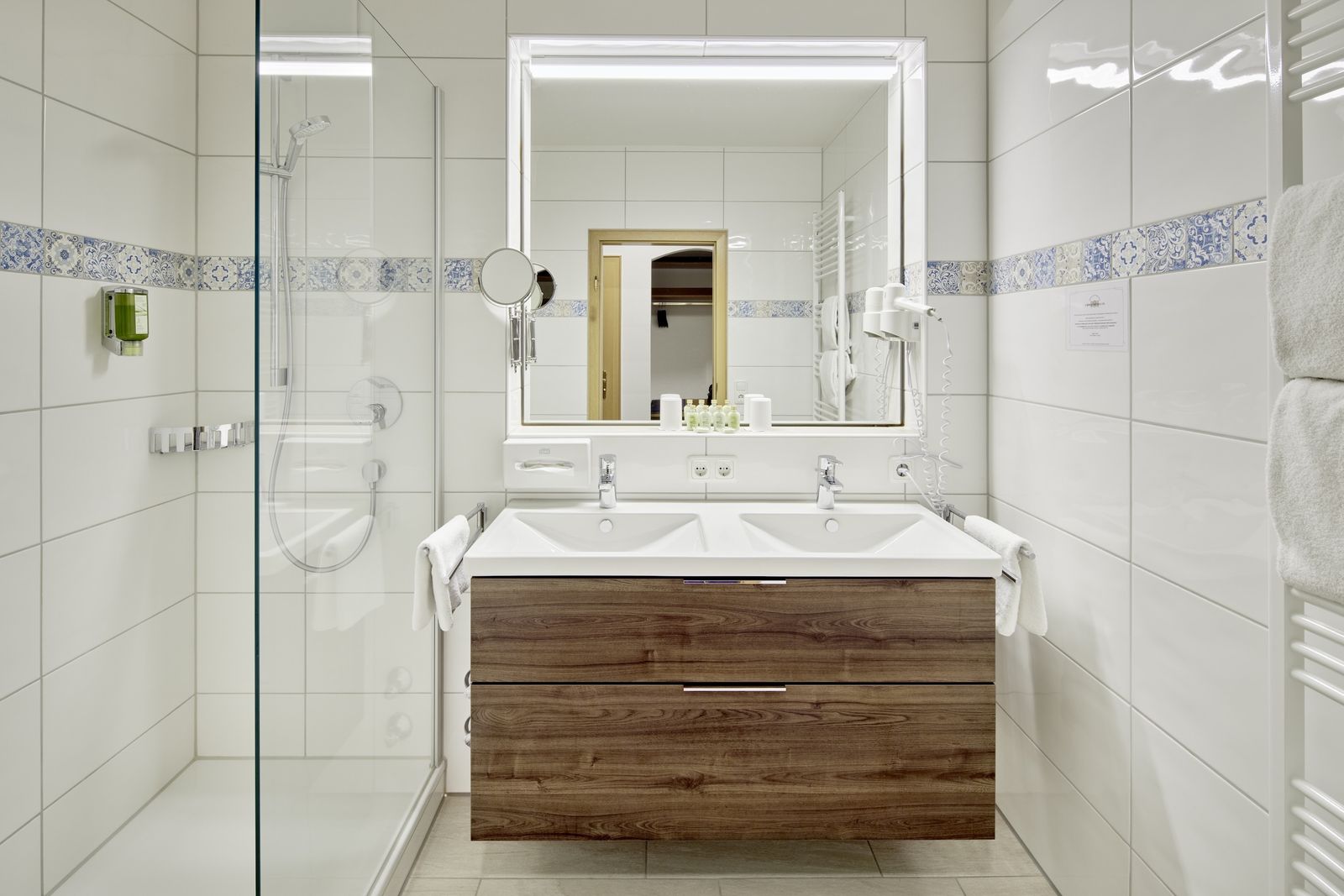 Nymphenburg B - wunderschönes Bad mit Doppelwaschbecken und speparatem WC