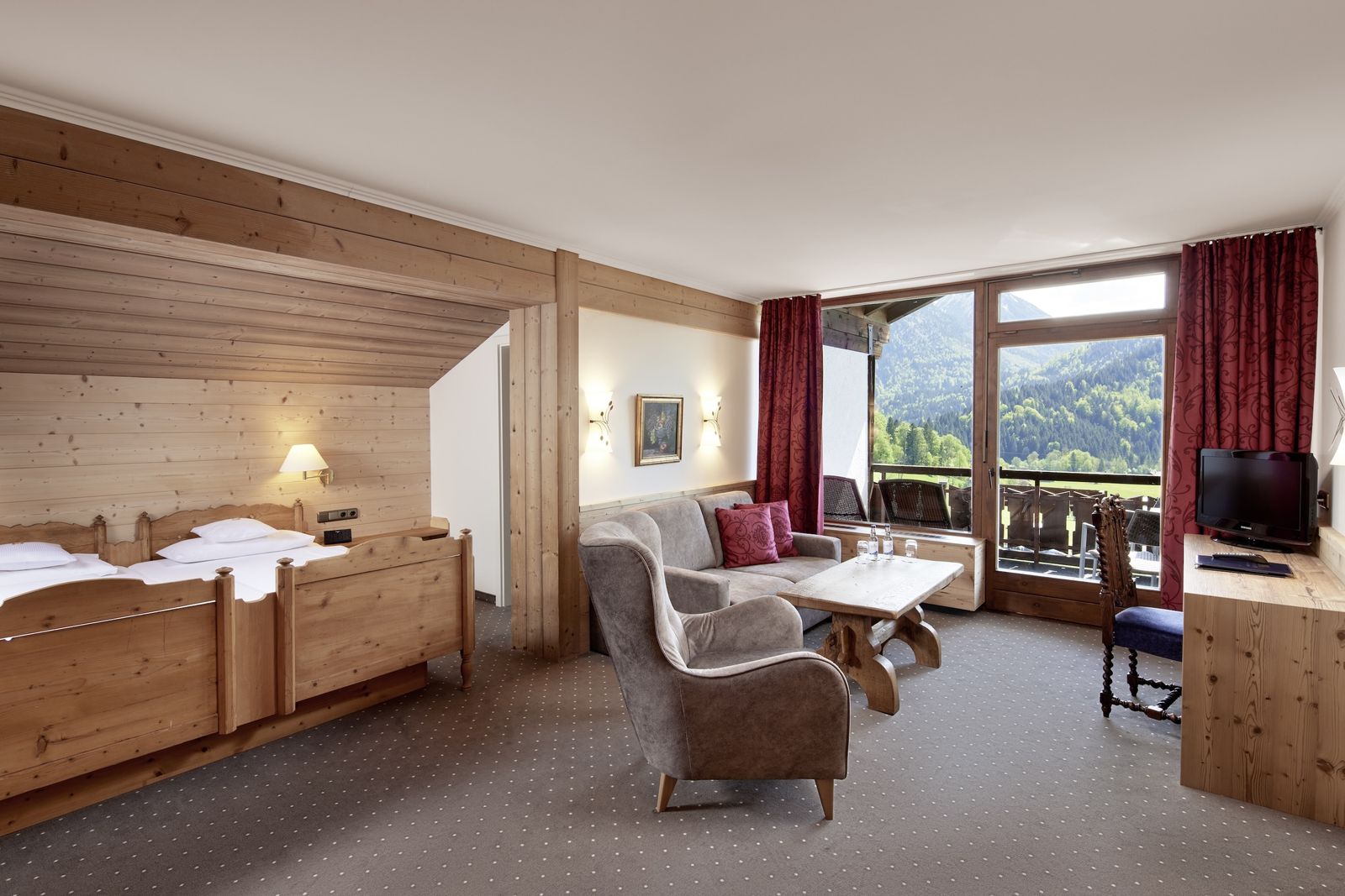 Linderhof (401/403): Unsere gemütlichen Familienzimmer im Altholz-Stil. 2022 frisch renoviert mit separatem Kinderzimmer.