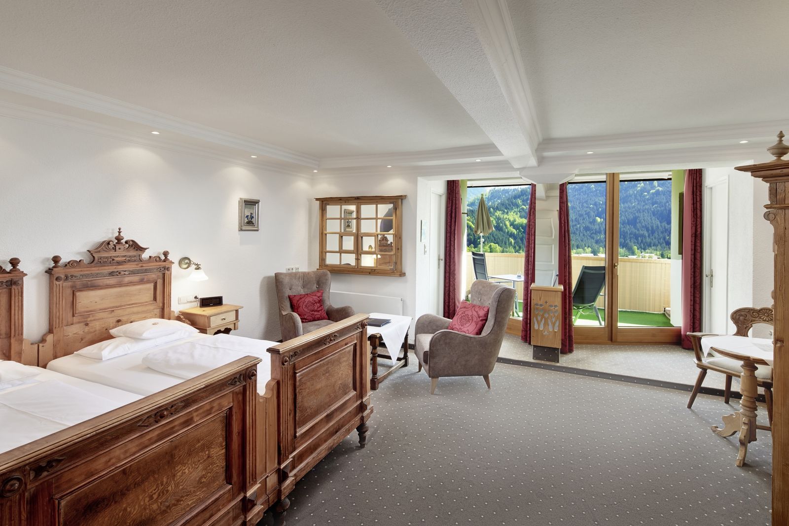Linderhof (114): Schönes Zimmer mit alten Bauernbetten, Südbalkon und 2 Bädern.