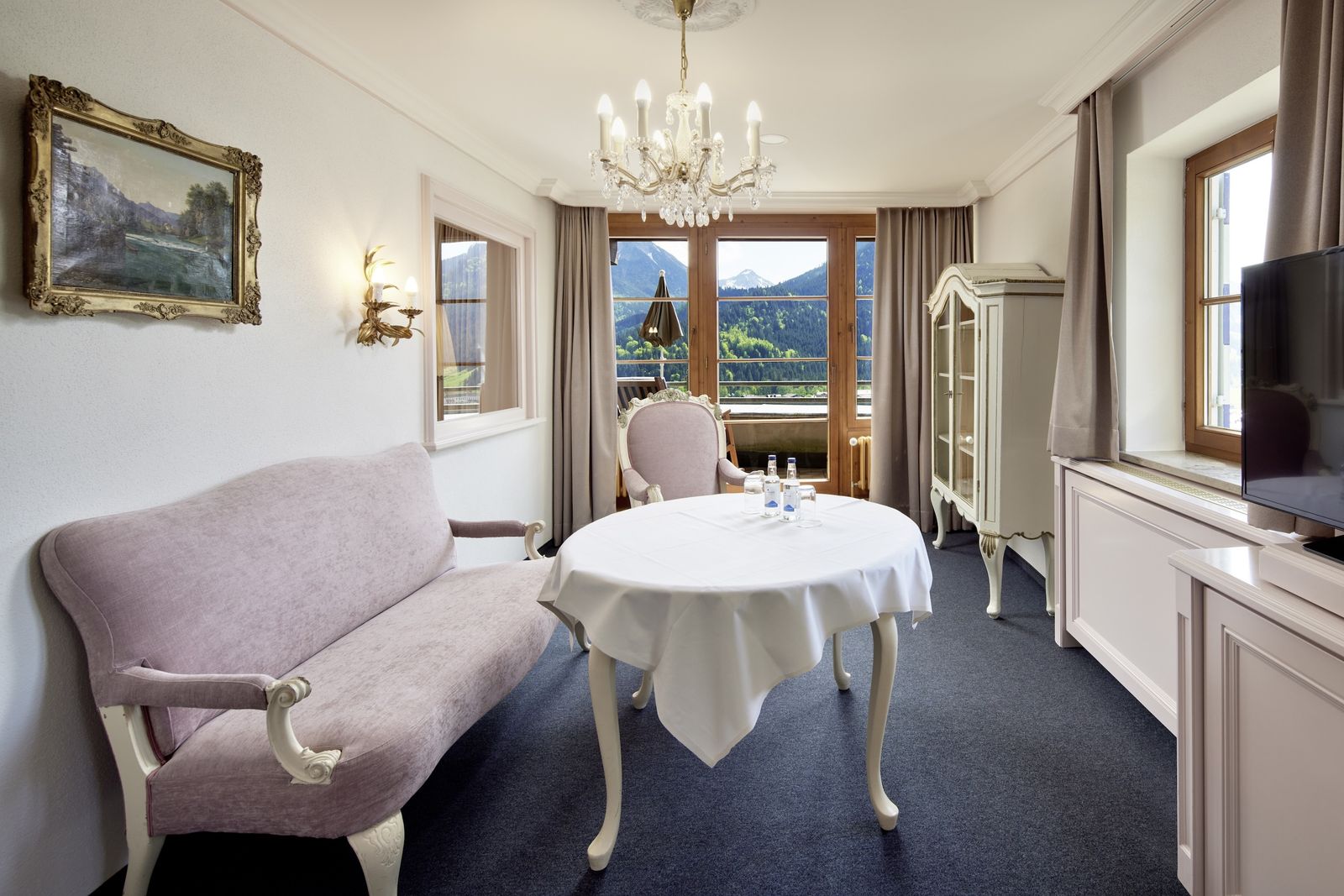 Edles Wohnzimmer mit antiken Möbeln, modern gepolstert.