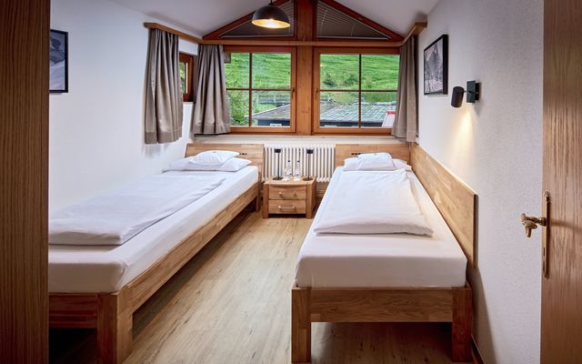 Kinderschlafzimmer mit zwei separaten Betten 0,9m x 2m) und geräumigem Kleiderschrank