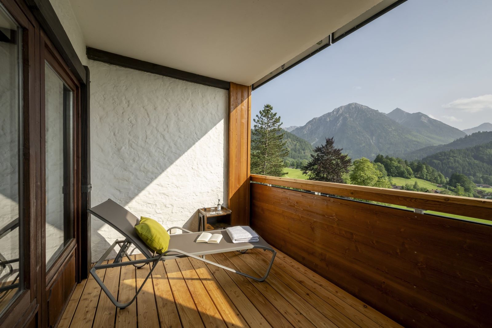 Blick vom Balkon. Diesen gibt es in den Zimmer 18/118/218/318, aber die Berge gibt es überall.
