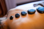 Hot-Stones-Massage Ganzkörperbehandlung
