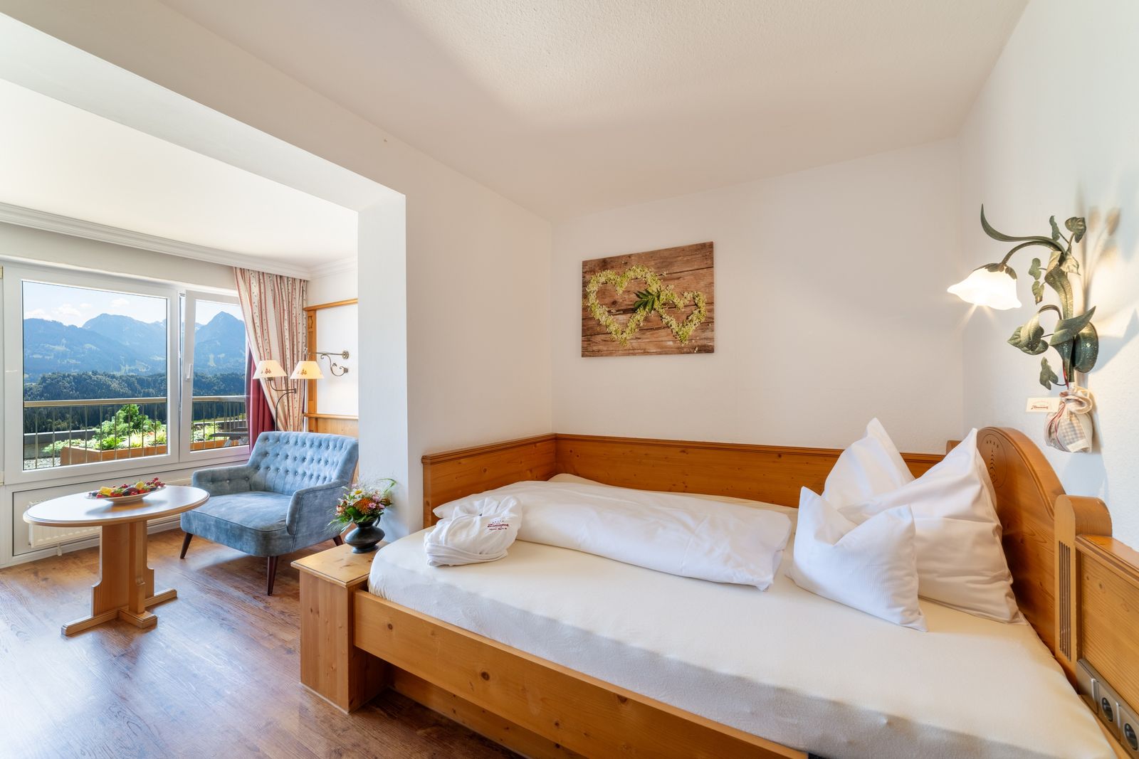 ZimmerdetailHöfats groß - EinzelzimmerTalseite mit Panoramablick image 1 - Allgäuhotel Tanneck