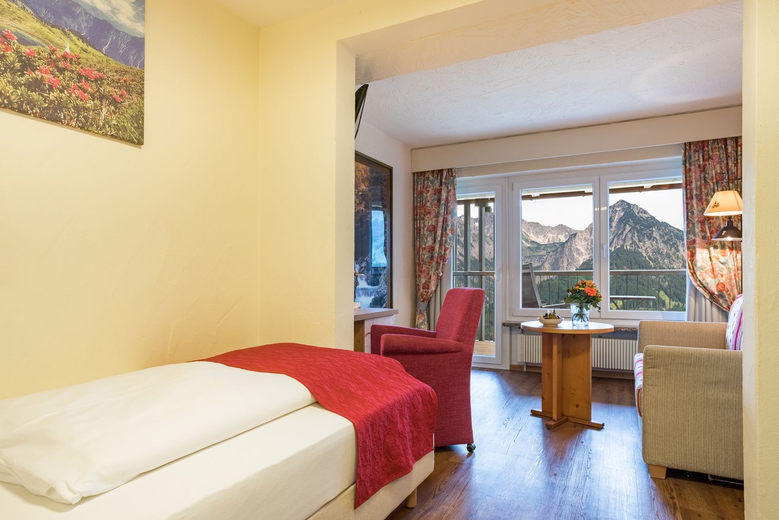 ZimmerdetailHöfats klein - EinzelzimmerTalseite mit Panoramablick image 1 - Allgäuhotel Tanneck