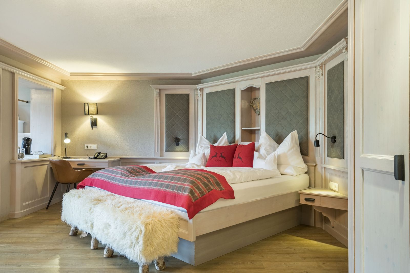 ZimmerdetailNebelhorn - SuitenTalseite mit Panoramablick image 2 - Allgäuhotel Tanneck