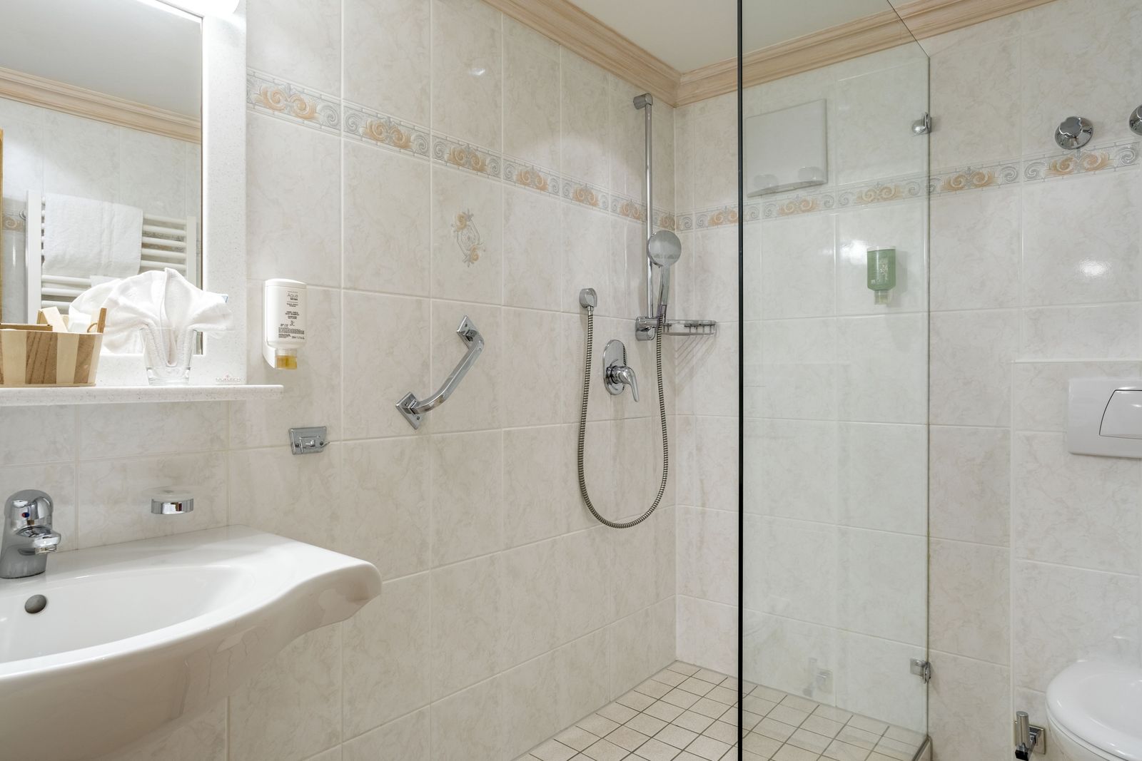 ZimmerdetailSonnenkopf - DoppelzimmerTalseite mit Panoramablick image 3 - Allgäuhotel Tanneck