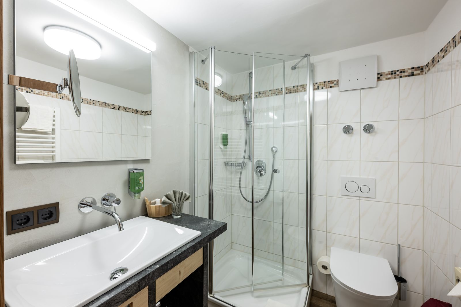 ZimmerdetailEnzian - EinzelzimmerWaldseite image 3 - Allgäuhotel Tanneck