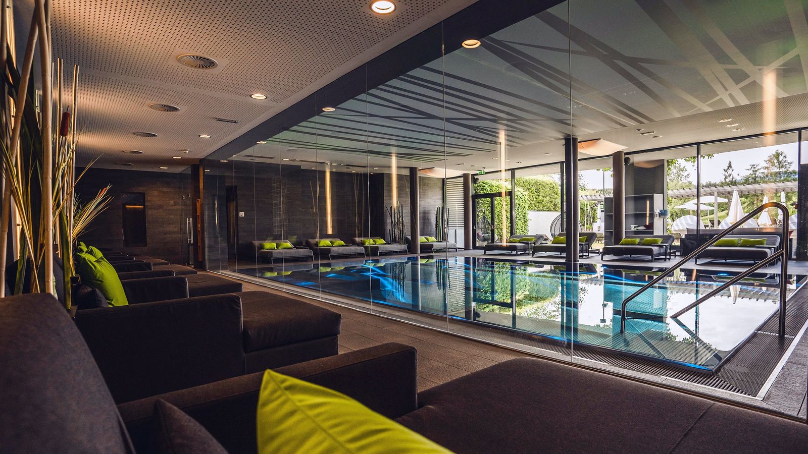 Indoor Infinity Pool mit Blick in die Natur - Ritzenhof Hotel & Spa am See