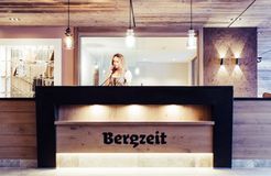 BIO HOTEL Bergzeit: Rezeption - Natur- & Biohotel Bergzeit, Zöblen, Tirol, Österreich