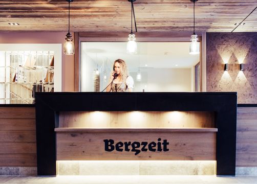 BIO HOTEL Bergzeit: Rezeption - Natur- & Biohotel Bergzeit, Zöblen, Tirol, Österreich