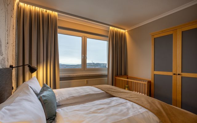 Familien-Suite Fips mit Babybett im Elternschlafzimmer