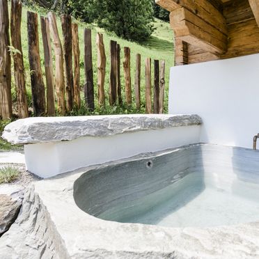 Steinbecken auf der Terrasse, Chalet Almrausch, Großarl, Salzburg, Salzburg, Österreich