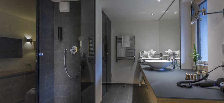 DAS GRASECK - mountain hideaway & health care: Room with balcony image #8