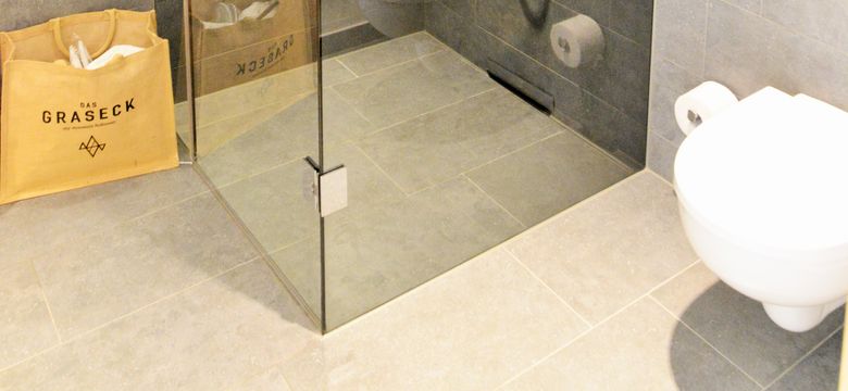 DAS GRASECK - mountain hideaway & health care: Room with terrace image #3