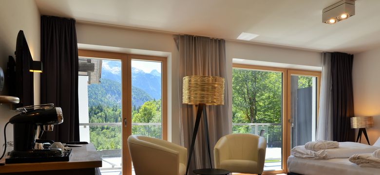 DAS GRASECK - mountain hideaway & health care: Panorama room sunny side with balcony image #6