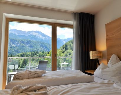DAS GRASECK - mountain hideaway & health care: Panorama room sunny side with balcony
