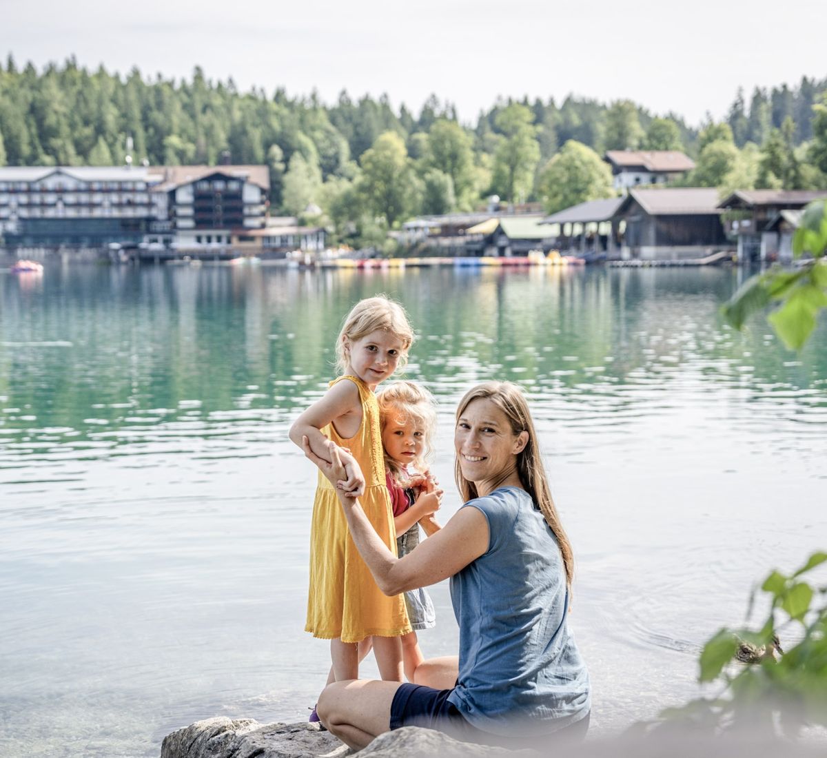 Frau und Kinder am Ufer des Eibsee