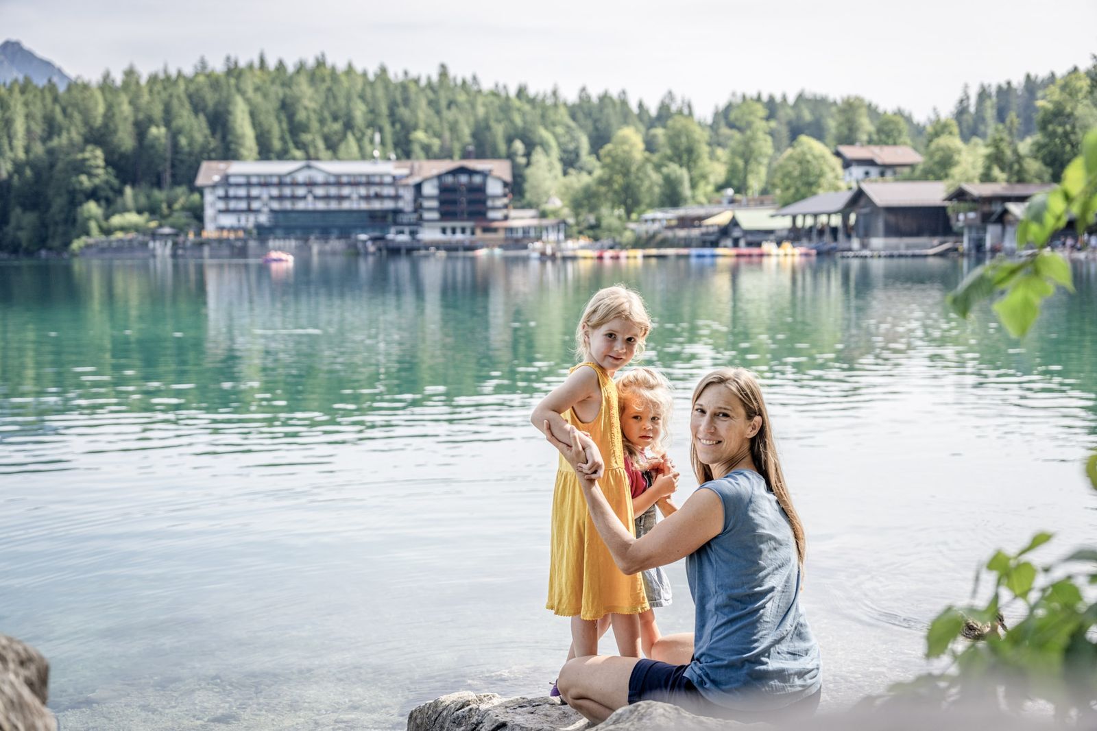 Frau und Kinder am Ufer des Eibsee