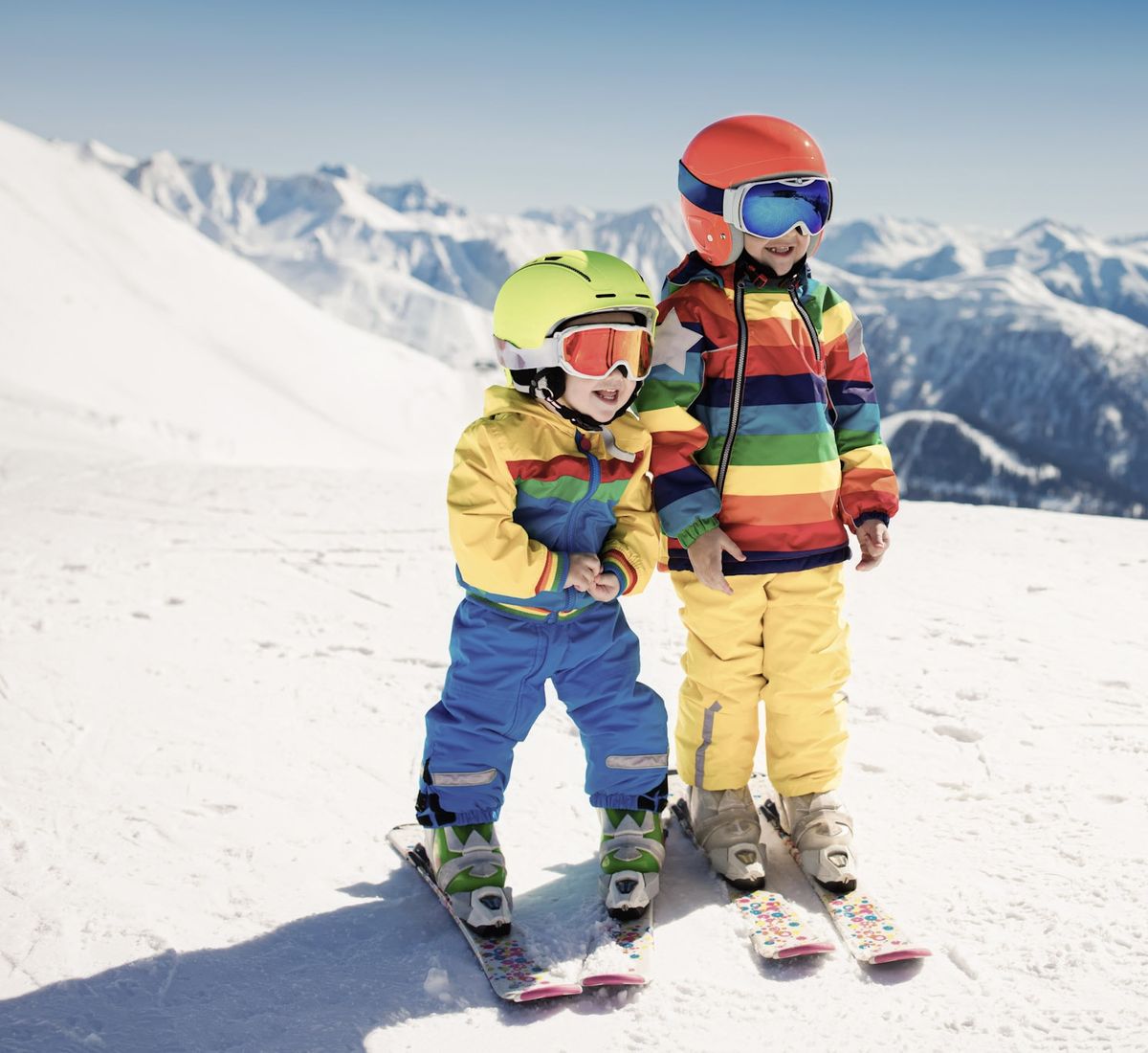 Kinder beim Skifahren auf der Piste