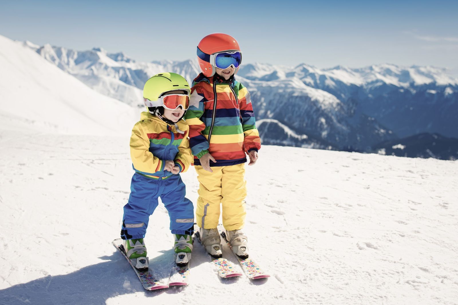 Kinder beim Skifahren auf der Piste