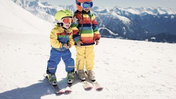 Kinder beim Skifahren auf der Piste