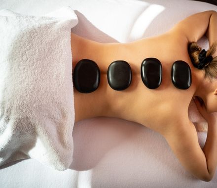 Hot Stone- Ganzkörpermassage - DAS AHLBECK HOTEL & SPA