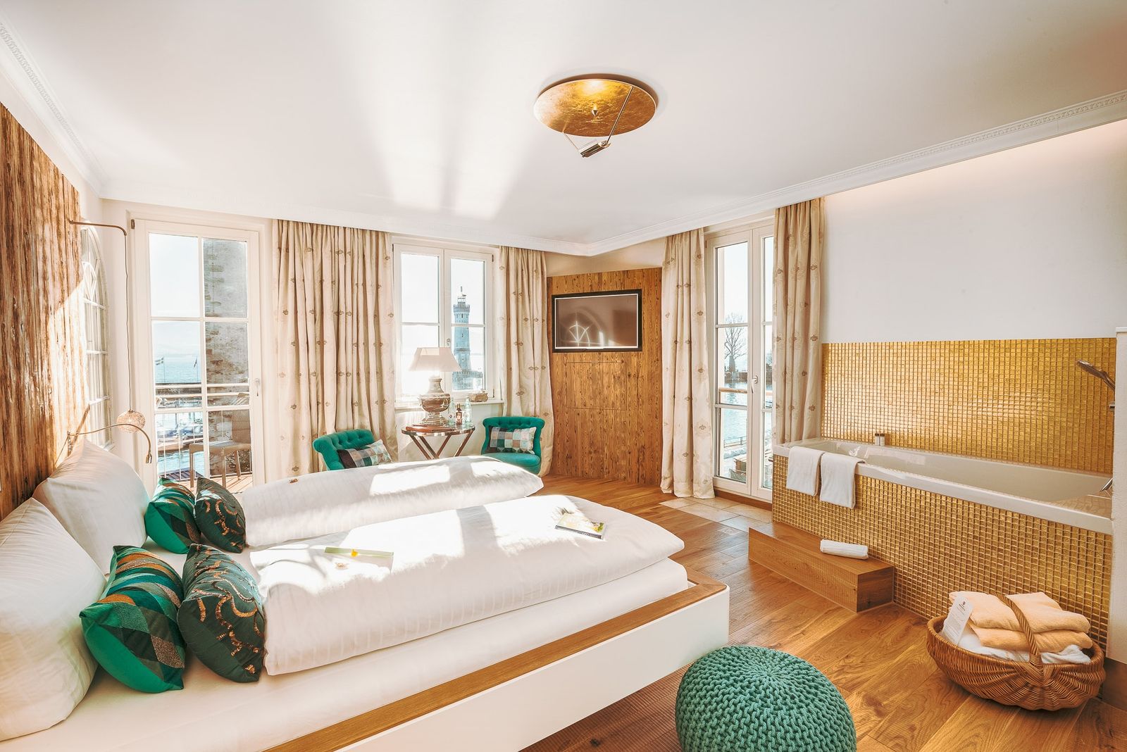Panorama Wellroom "Deluxe" image 2 - YachtHotel Helvetia Lindau