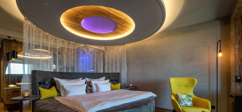 Großes rundes Kuschelbett in der Romantik-Suite mit moderner und liebevoller Einrichtung.