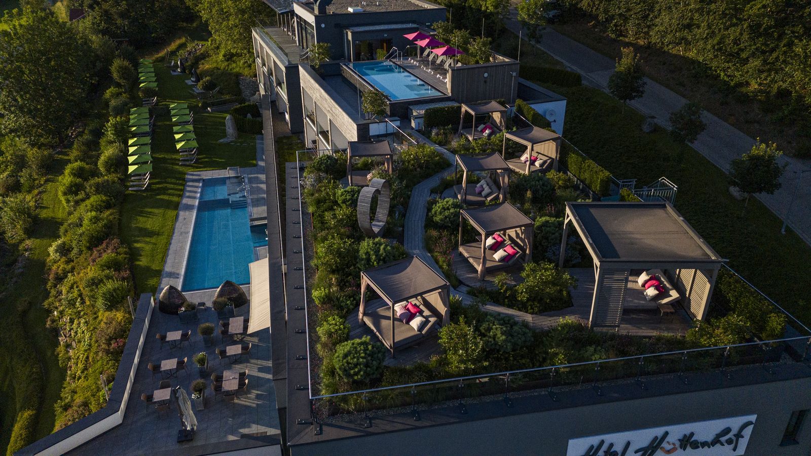 Das Wellnesshaus des Adults-Only-Hotel Hüttenhof mit Infinity-Pool, Sky-Pool und Dachgarten