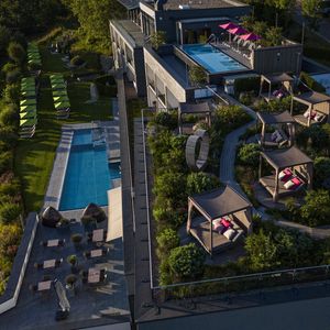Das Wellnesshaus des Adults-Only-Hotel Hüttenhof mit Infinity-Pool, Sky-Pool und Dachgarten
