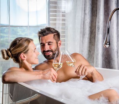 Hüttenhof - Wellnesshotel & Luxus-Bergchalets: Prickelnde Zweisamkeit 2027