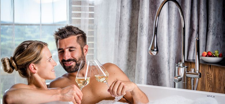 Hüttenhof - Wellnesshotel & Luxus-Bergchalets: Prickelnde Zweisamkeit 2027