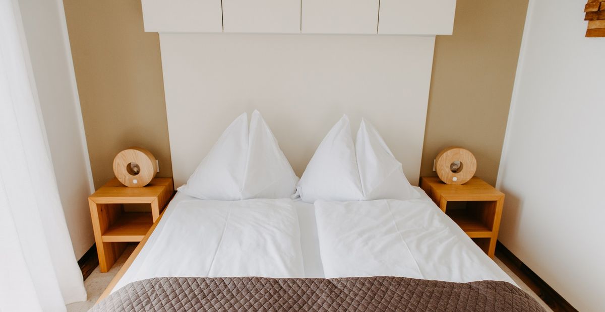 Schlafzimmer im Romantik- und Kuschelhotel Weingarten-Resort Loipersdorf in der Steiermark 3/6