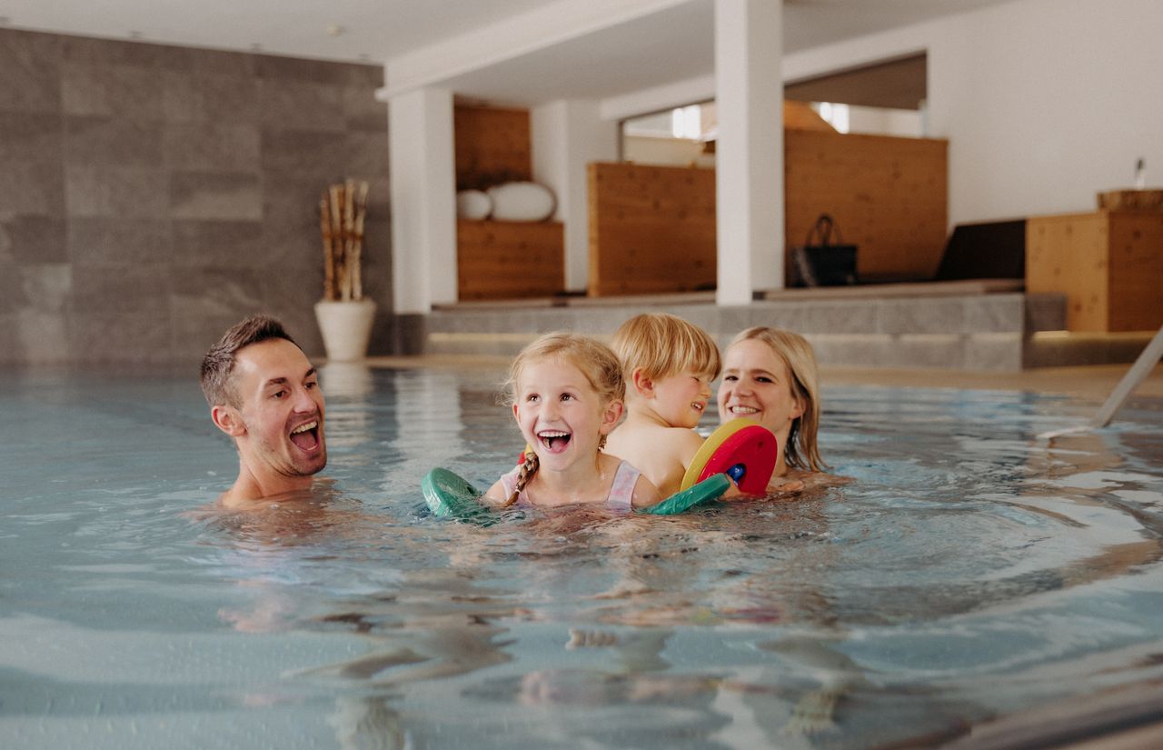 Familie_Badespaß_Indoorpool.jpg