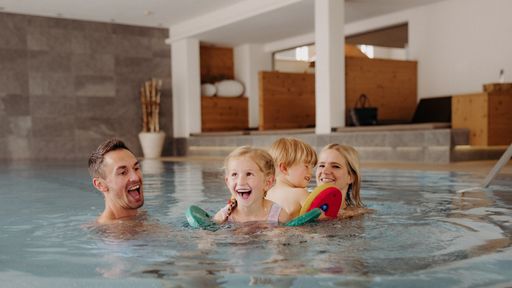 Indoor und Outdoor Pools, Wasserspielplatz mit 3 kleinen Rutschen