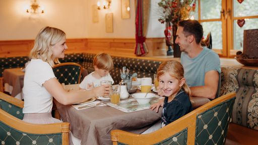 4 Restaurantstuben für 40 Familien - gemütlich essen und genießen im Urlaub