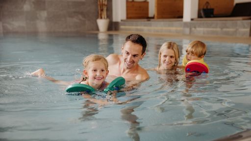 Famiienurlaub - Indoorpool, Schwimmkurs