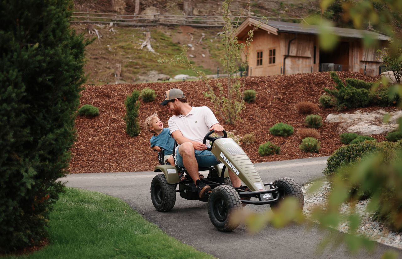 Familie_GoKart_Spielplatz.jpg