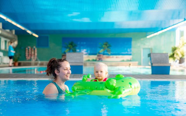 Außenansicht im Sommer mit Außen-Pool