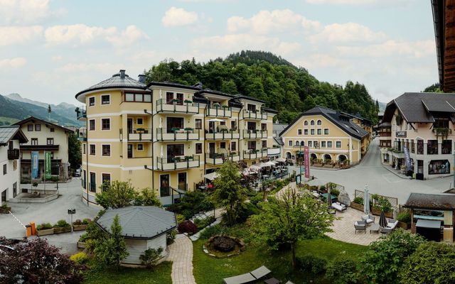 Hotel Außenansicht Sommer