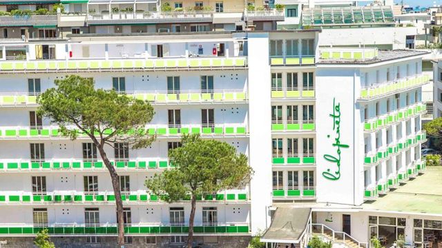 STANDARD PINEWOOD ROOM